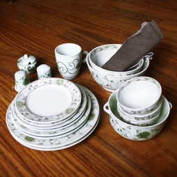 Set 18 sản phẩm bộ đồ ăn bằng sứ vẽ hoa dây (Trắng) Set 18 sản phẩm bộ đồ ăn bằng sứ vẽ hoa dây (Trắng)