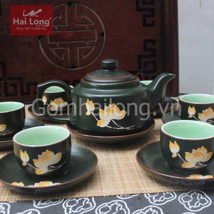 Bộ ấm chén vuông to khắc hoa sen vàng chỉ đỏ (Men xanh)