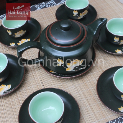 Bộ ấm chén vuông to khắc hoa sen vàng chỉ đỏ (Men xanh)