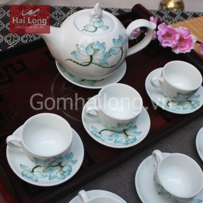 Bộ ấm trà cao cấp dáng chóp lửa vẽ sen xanh (Men trắng)