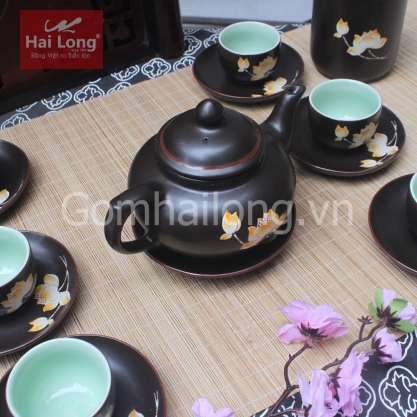 Bộ ấm chén đẹp dáng quả hồng vẽ sen vàng kèm phụ kiện (Men nâu)