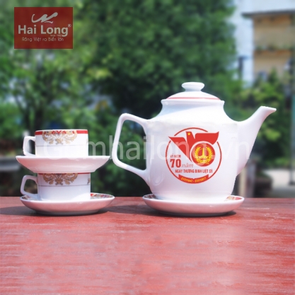 Bộ ấm chén sứ viền đỏ quà trị ân ngày 27-7 (Trắng)