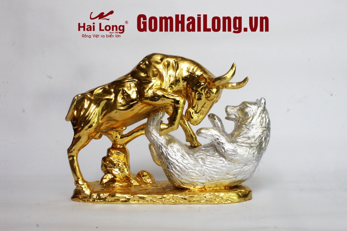 tượng trâu bằng gốm dát vàng